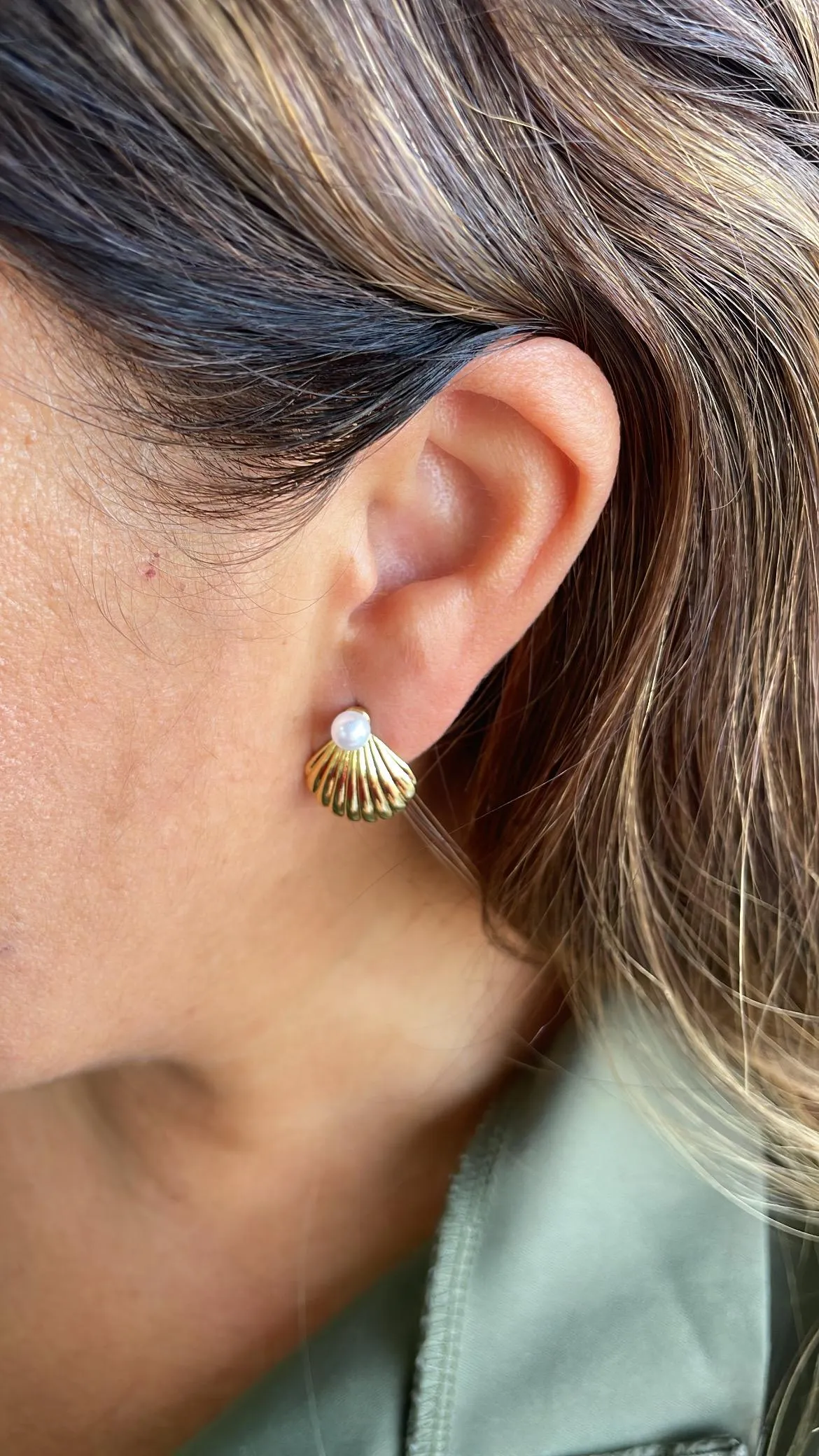 18k Gold Filled Clam Stud Earrings with Pearl Engraved, Pearl Earrings, Shell Earrings,