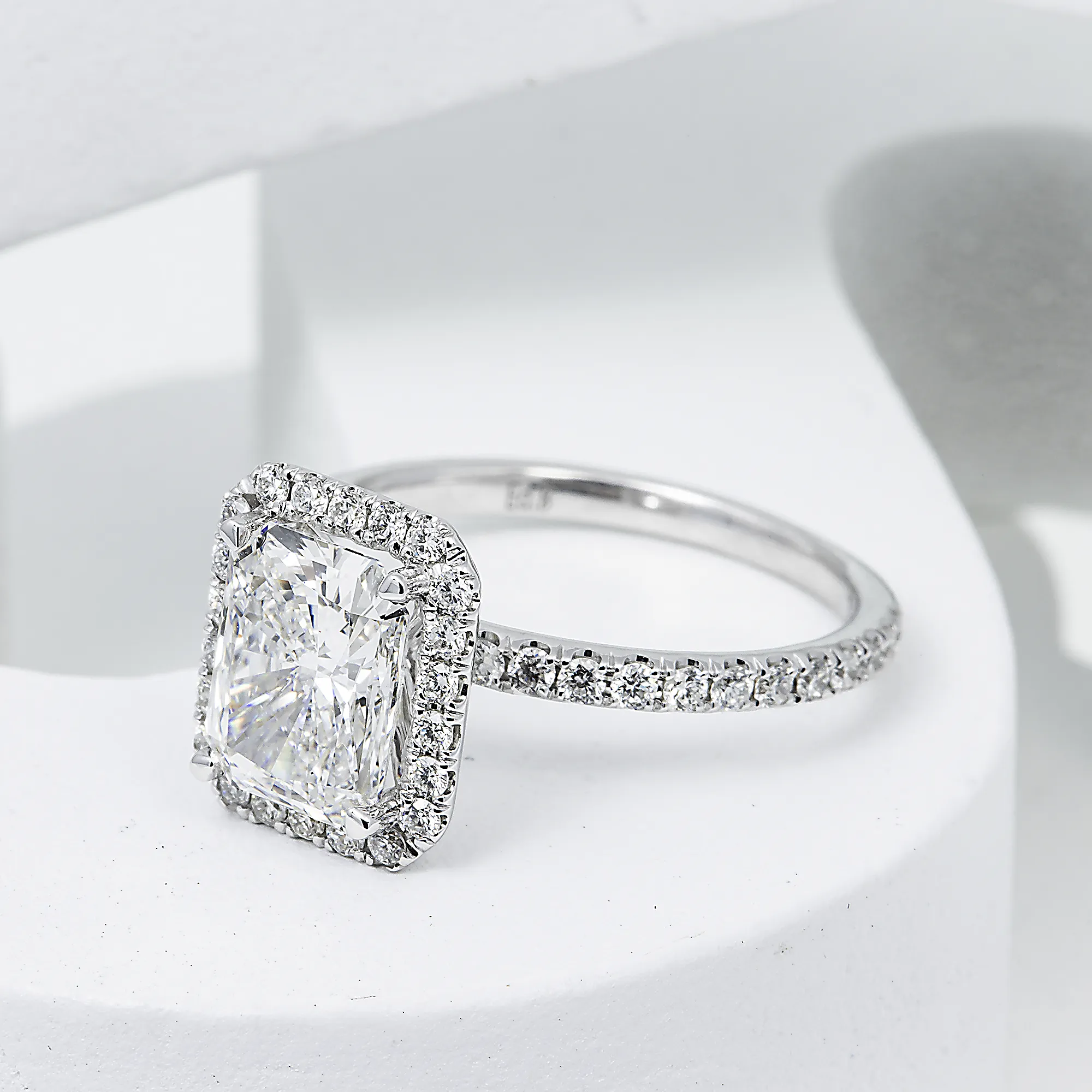 18K GOLD RADIANT CUT HALO LAB DIAMOND ENGAGEMENT RING 2.00 CTW