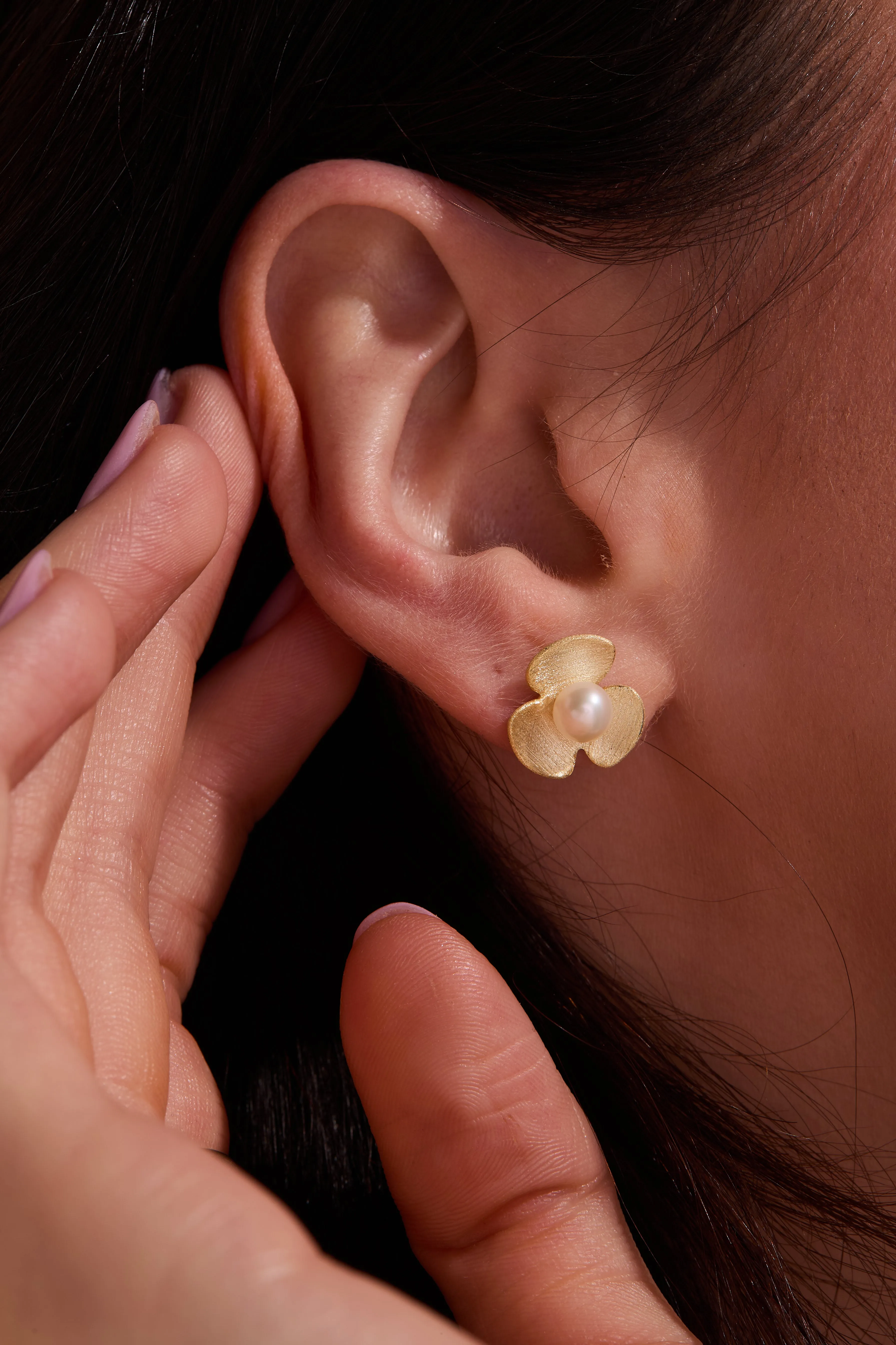 Broad Leaf Gold Stud Earrings W.