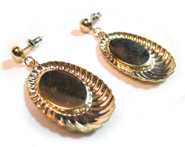 VINTAGE Shell Pattern OBLONG Gold Tone METAL Enamel Womans Dangling EARRINGS Set
